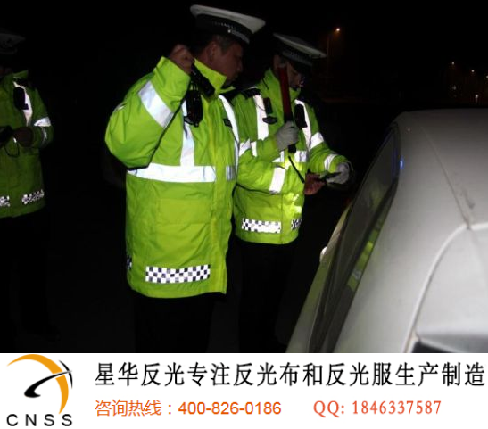 轿车贴反光条交警查图片